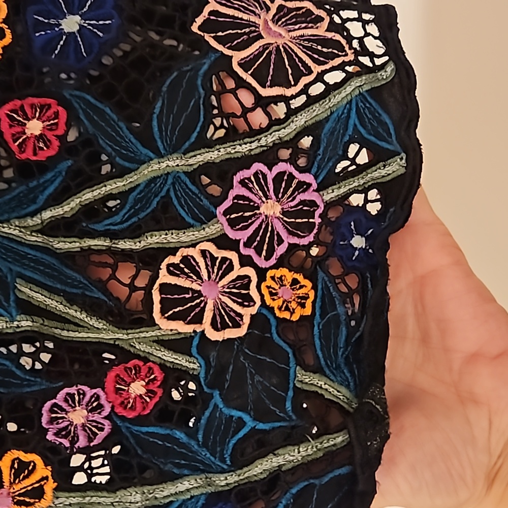 Floral embroidered black sleeveless top Small vibrant colors gorgeous detail - Picture 2 of 8